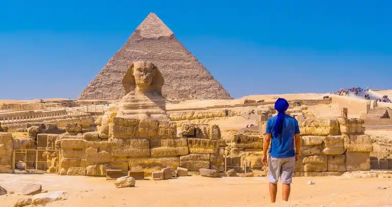 Traveller looking at the Sphinx and the Great Pyramid of Giza